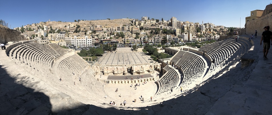Anfiteatro romano con vista panoramica sulla città di Amman