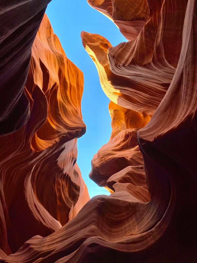 Il cielo azzurro sopra l'Antelope Canyon