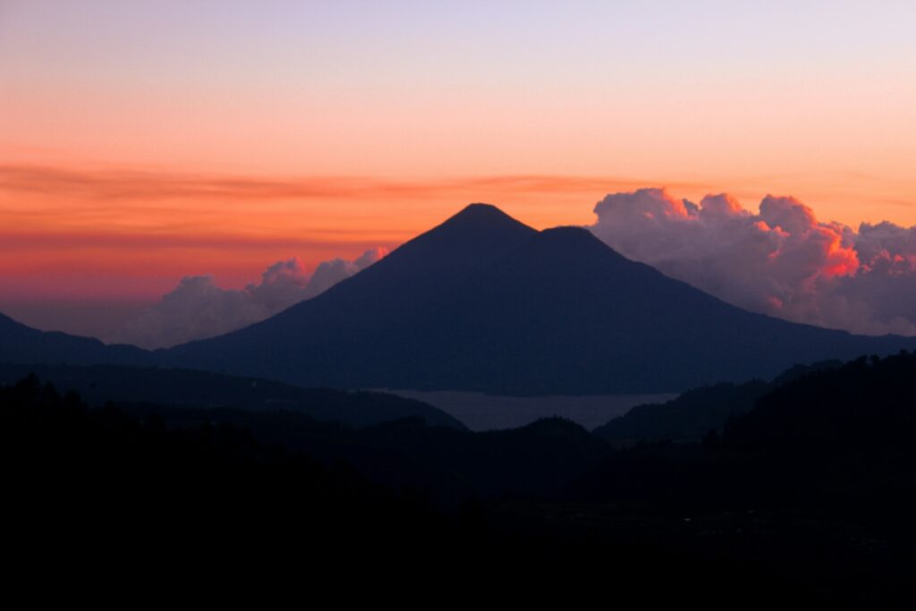 Alba dalla cima del vulcano a Bali