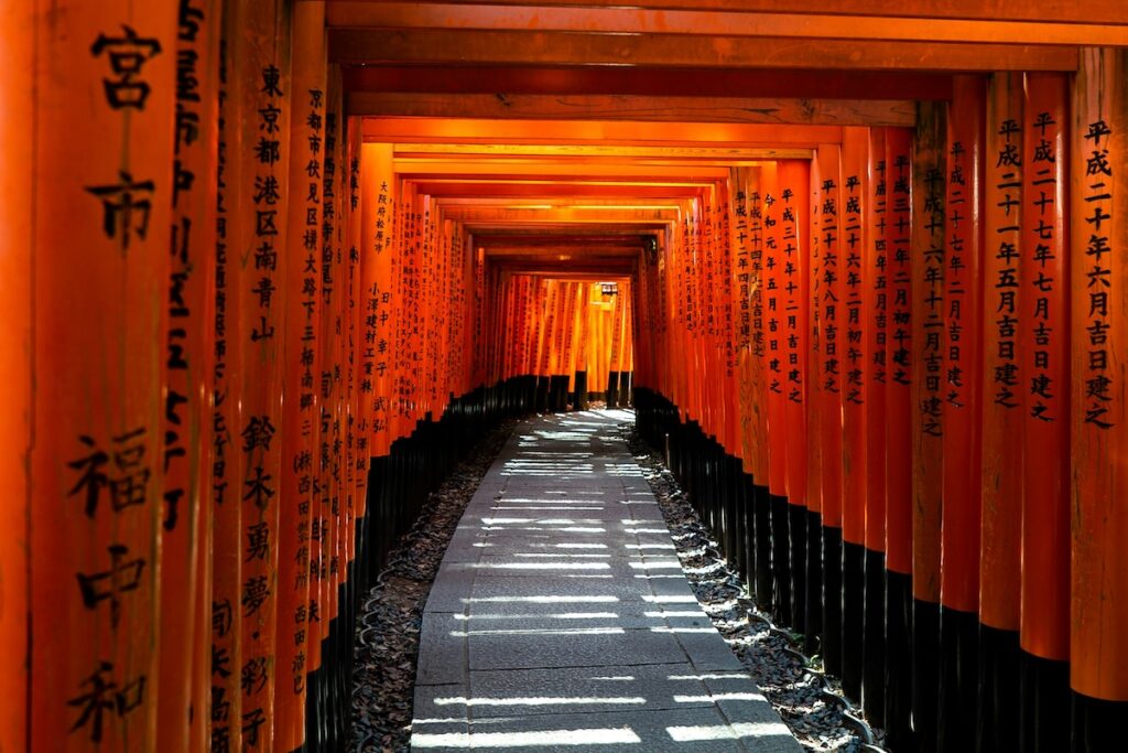 fushimi-inari-kyoto Lungo tunnel. fitorii rossi al Fushimi Inari