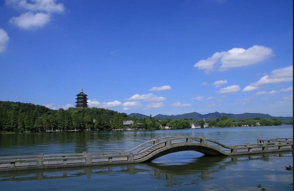 Passerelle a fior d'acqua sul lago dell'ovest di Hangzhou