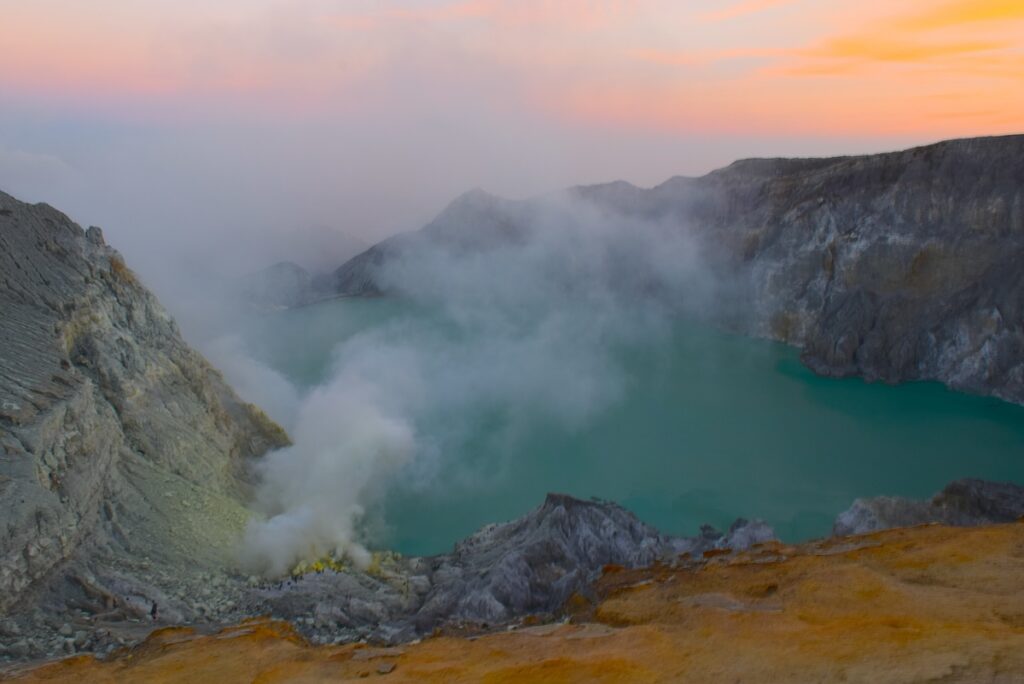 Il cratere del Kawah ljen all'alba