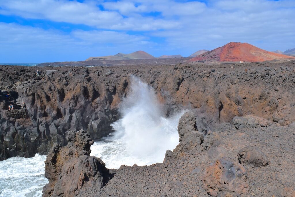 lanzarote-los-hervideros Le onde si infangono e l'acqua ribolle a Los Hervideros