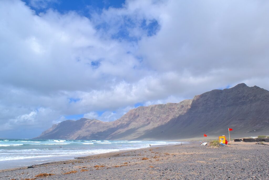 lanzarote-playa-famara La spiaggia di Famara: scogliere erose dal vento e surfisti