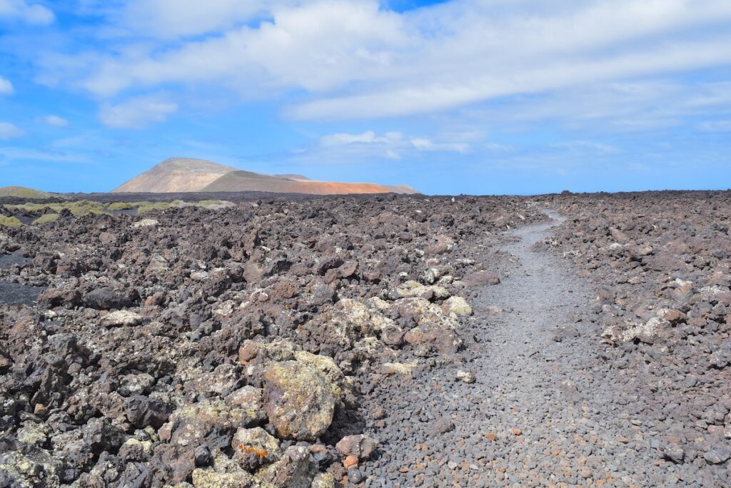 lanzarote-sentiero-caldera-blanca Sentiero in un paesaggio lunare verso la Caldera Blanca