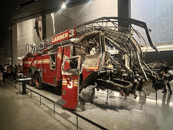 Memoriale 9/11: camion dei pompieri rimasto coinvolto nel crollo delle Torri Gemelle