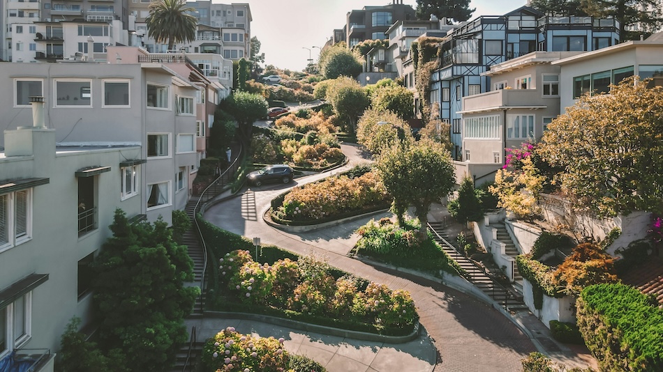 nischal-malla-hOBdmv_9dwM-unsplash Vista dal basso di Lombard Street