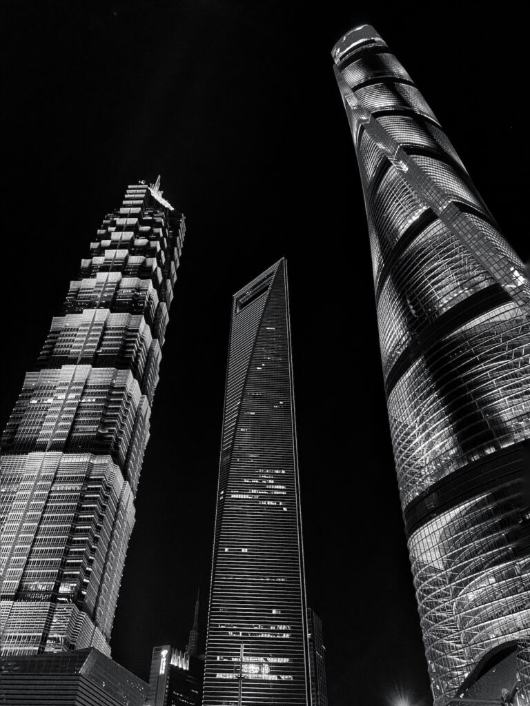 Grattacieli altissimi svettano verso il cielo di Shanghai