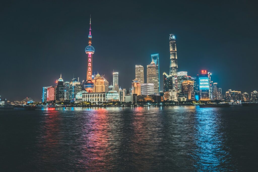 Vista panoramica dello skyline di Shanghai dal lungolago del Bund