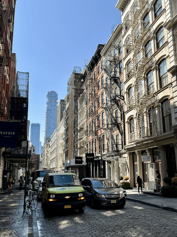 I palazzi in ghisa di SoHO con le tipiche scale antincendio