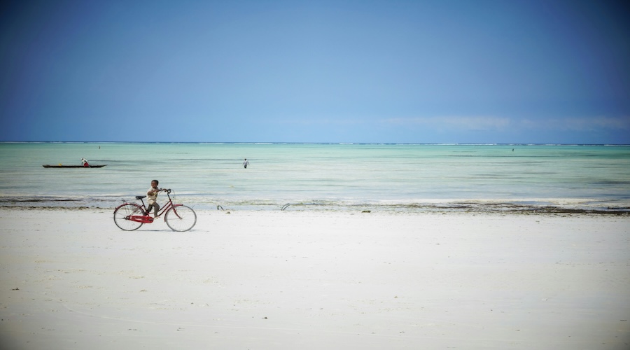 bambini con bicicletta sulla spiaggia di Zanzibar